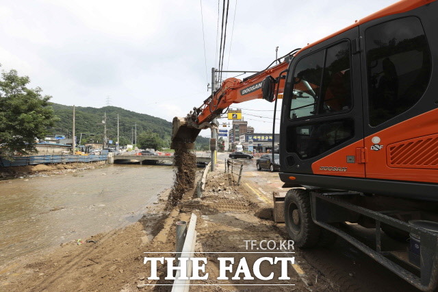 용인 수지구 고기교 동막천 긴급 준설 작업 모습 /용인시 제공