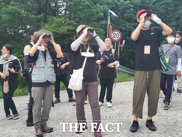 바이오블리츠 행사 참가자들이 새벽에 조류탐사를 하고 있다. /국립수목원 제공