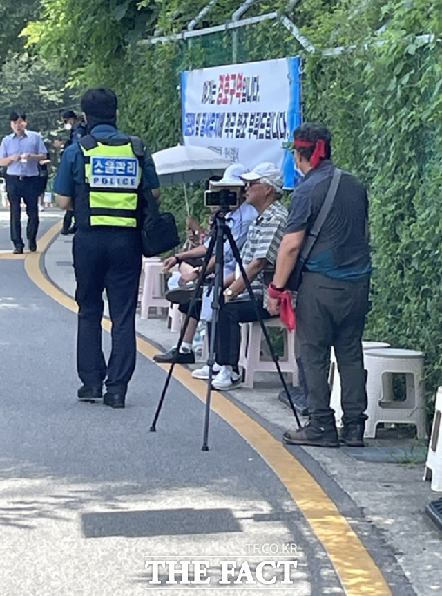 대통령실이 문 전 대통령 사저 경호구역을 확장한 첫날 사저 맞은편 도로에서 일부 보수성향 1인 유튜버가 실시간 현장영상을 촬영하고 있다./양산=강보금 기자