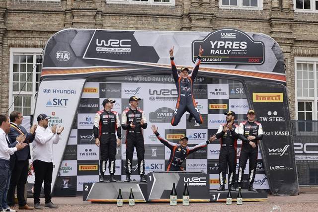 지난 18일부터 21일까지 열린 2022 월드랠리챔피언십(WRC) 시즌 9번째 대회에서 우승한 현대 월드랠리팀 오트 타낙이 포디움에서 높게 뛰어오르며 기쁨을 표현하고 있다. /현대자동차 제공