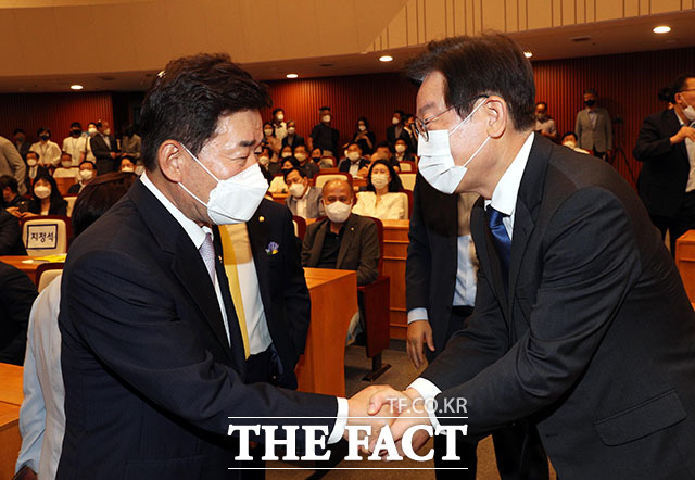 출판기념회에 참석한 김진표 국회의장(왼쪽)과 이재명 의원이 악수를 하고 있다.