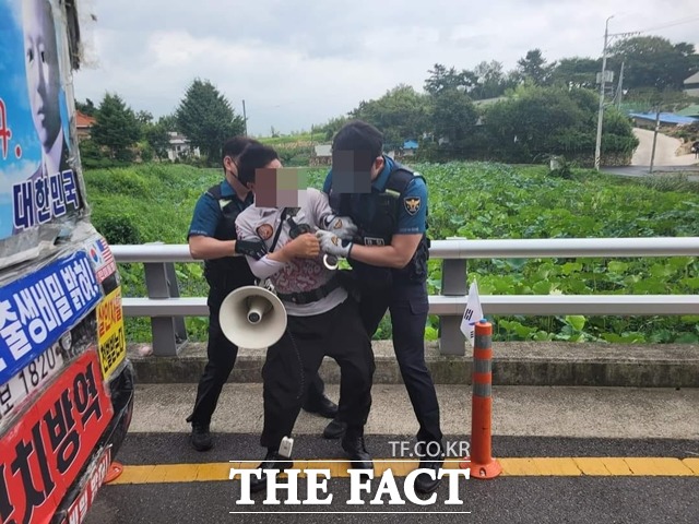 22일 경남 양산경찰서 등에 따르면 지난 18일 구속된 평산마을 1인 시위자 최모(65)씨는 최근 유치장에서 문 전 대통령과 김정숙 여사를 형법상 간첩 혐의와 모욕 혐의로 각각 고소했다. /더팩트 DB