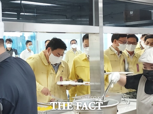 김태흠 지사가 22일 을지연습 중 주먹밥으로 점심식사를 하고 있다. / 충남도 제공