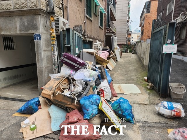 기록적 폭우로 침수 피해가 심했던 신림동 인근에 각종 생활용품과 쓰레기가 널브러져 있다./김이현 기자