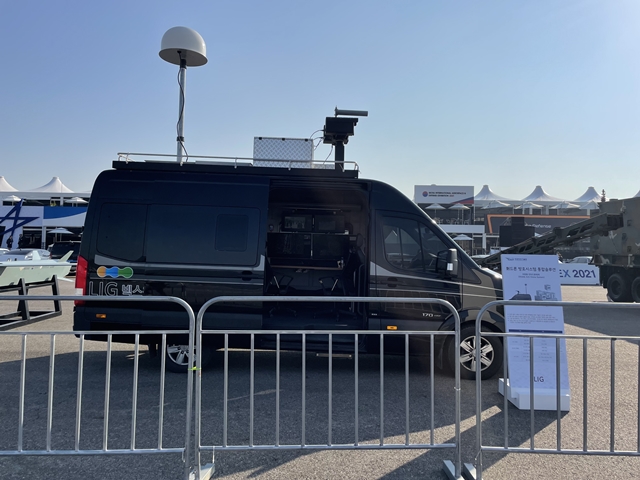 LIG넥스원은 원거리에서 비행해오는 소형무인기의 전파를 방해하거나 교란해 경로 이탈과 추락을 유도하는 한국형 재머의 개발을 추진한다고 22일 밝혔다. 사진은 대 드론 방호시스템 통합 솔루션. /LIG넥스원 제공