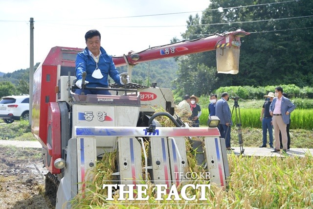 최재구 예산군수가 22일 광시면 서초정리 주우선 씨 논에서 올해 첫 벼베기를 실시했다. / 예산군 제공
