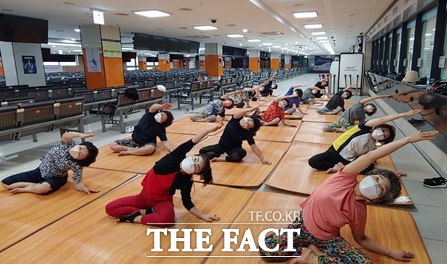 경륜경정 장외지점에서 문화교실 프로그램인 요가교실이 진행되고 있다./경주사업총괄본부 제공