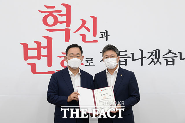 박정하 비대위 수석대변인(오른쪽).