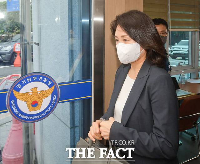 더불어민주당 이재명 의원의 부인 김혜경 씨가 ‘법인카드 유용 의혹’ 등 사건 조사를 위해 23일 오후 경기남부경찰청에 출석하고 있다. /박헌우 인턴기자