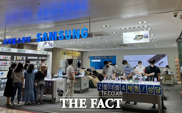 서울시 종로구의 한 삼성모바일스토어에서 시민들이 갤럭시Z폴드·플립4 제품을 살펴보고 있다. /최문정 기자