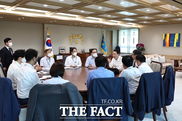 윤석열 대통령은 23일 수석비서관희의를 주재하고 최근 금리 상승세에 편승한 불법 사금융 확산을 우려하며 총리실 중심으로 경찰청, 금융위, 금감원 등이 협력해 강력한 단속과 처벌 뿐 아니라 피해자 지원, 제도개선 마련에 신속히 착수해서 불법 사금융 문제를 뿌리 뽑아줄 것을 지시했다. /대통령실