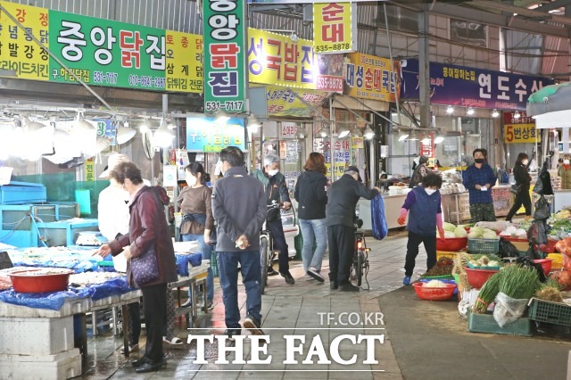 정읍시 관계자는 “온누리상품권 지원사업이 전통시장의 소비 촉진을 유발하는 계기가 될 것”이라며 “코로나19로 어려움을 겪고 있는 전통시장 상인들과 치솟는 물가에 힘들어하는 소비자에게 많은 도움이 되길 기대한다”고 말했다. / 정읍시 제공