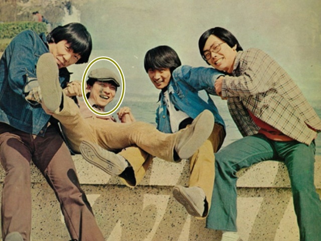 김수철(왼쪽에서 두번째 원안)은 1979년 전국대학 가요경연대회에 나가 자작곡 일곱색깔무지개로 센세인션을 불러 모으며 하루아침에 스타덤에 오른다. 사진은 그룹 작은거인 시절 동료들과. /김수철 제공