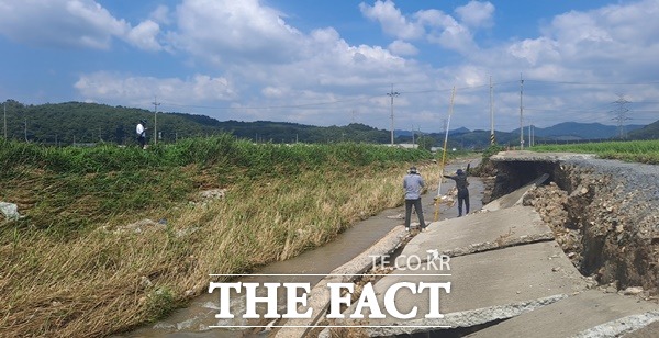 청양군 직원들이 드론을 띄워 최근 집중호우로 수해를 입은 지역에 대한 현장조사를 하고있다./청양군 제공