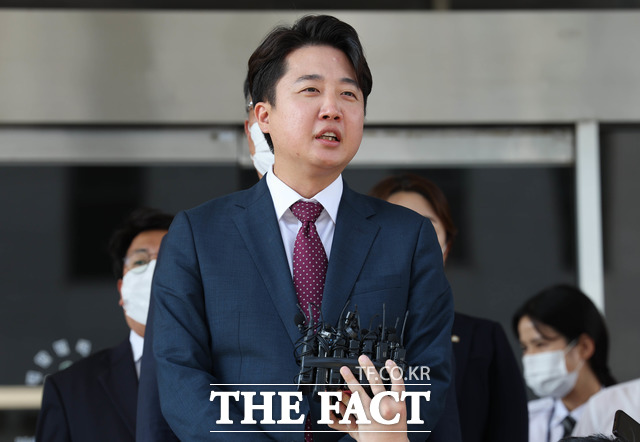 성 접대 혐의를 받는 이준석 전 국민의힘 대표가 당 비상대책위원회 효력정지 가처분 심리를 벌이는 재판부에 제출한 자필 탄원서에서 정치권 경찰 수사 개입 의혹을 언급했다. /뉴시스