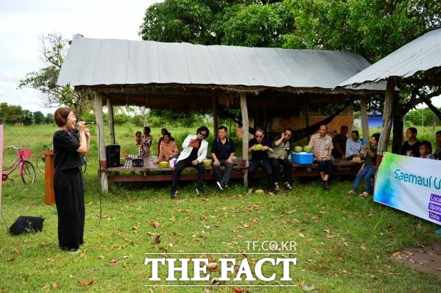 뮤지컬 배우 황지원씨가 이 마을 주민들과 원생 아이들을 위해 공연을 하고 있다. /프놈펜=김채은 기자