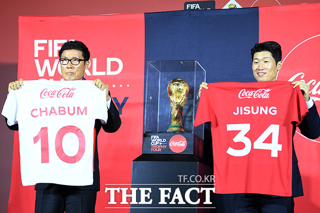 유니폼 들어보이는 차범근 전 감독(왼쪽)과 박지성 전 국가대표.