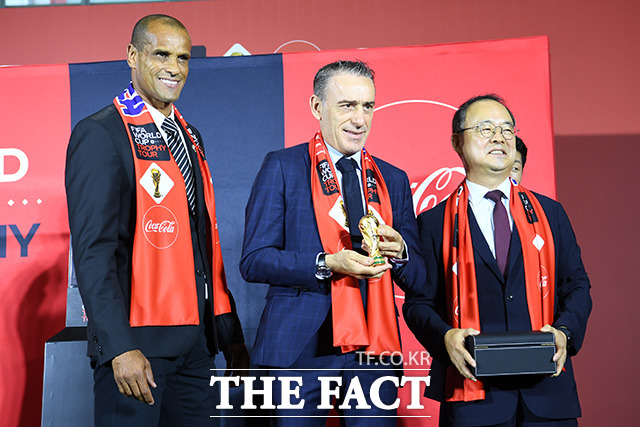기념 촬영하는 히바우두 FIFA 글로벌 앰배서더와 파울루 벤투 감독, 이용수 대한축구협회 부회장(왼쪽부터).