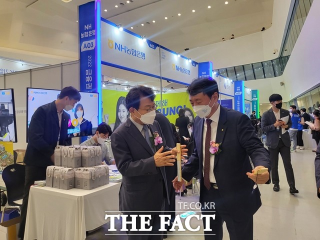 김광수 은행연합회장(왼쪽)과 권준학 농협은행장이 농협은행 부스 앞에서 대화를 나누고 있다. /정소양 기자