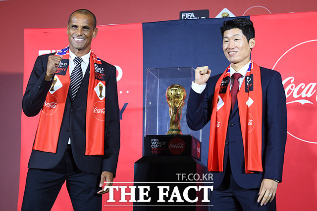 월드컵 트로피 사이에 두고 포즈 취하는 히바우두(왼쪽)와 박지성.