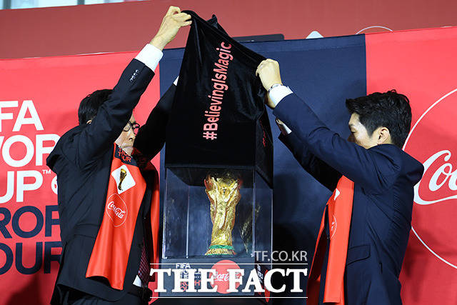 월드컵 트로피를 공개하는 차범근 전 감독(왼쪽)과 박지성 전 국가대표.