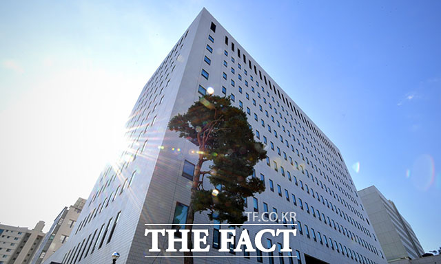 검찰이 KBS의 채널A 오보 사건과 관련해 KBS 기자에게 오보 내용을 확인해줬다는 의혹을 받는 신성식 법무연수원 연구위원의 사무실 등을 압수수색했다. 사진은 서울남부지검./이덕인 기자