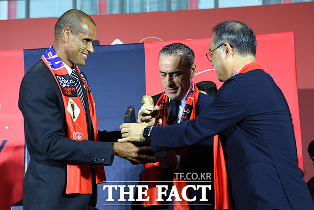 트로피 레플리카 선물하는 히바우두 FIFA 글로벌 앰배서더(왼쪽).