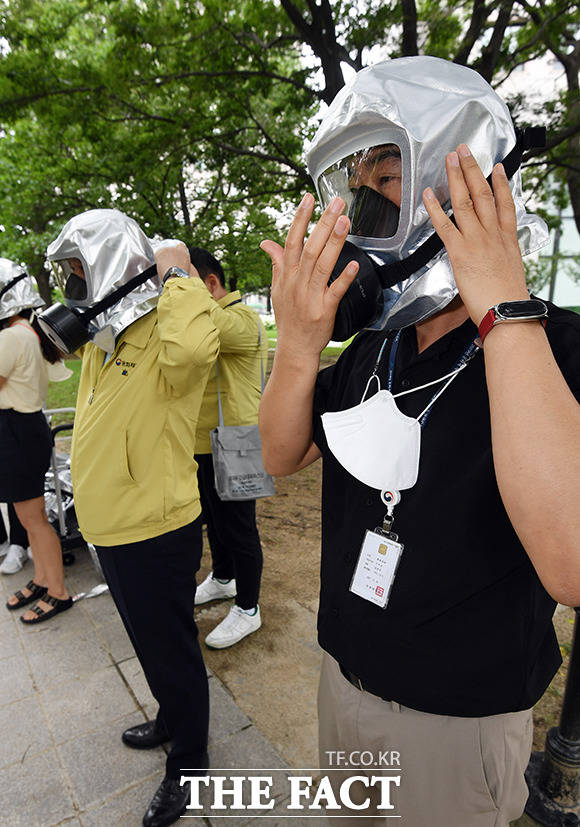 정부대전청사 기상청 직원들이 방독면 착용 훈련을 하고 있다.