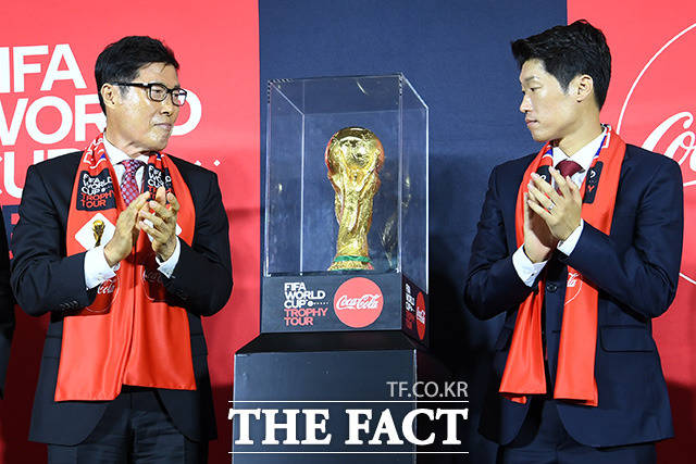 월드컵 우승 트로피 바라보는 한국 축구의 전설들.
