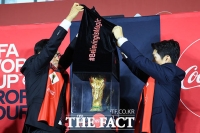  월드컵 트로피 공개하는 차범근-박지성 [포토]