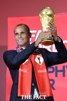  월드컵 트로피 들어보이는 히바우두 [포토]