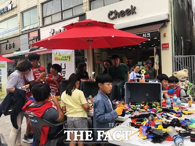 2019년 동부전통시장에서 열린 풀뿌리나눔행사. 올해는 서산시청 앞 솔빛공원에서 3년만에 열린다. / 서산시 제공