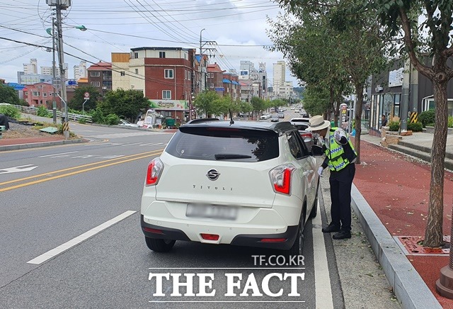 충남경찰청은 보행자 사고 우려 주요교차로 45개소에서 일제 단속을 실시해 교차로 횡단보도 일시정지의무 위반 등 160명을 적발했다. / 충남경찰청 제공