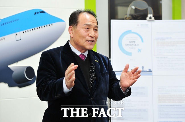 신공항 유치를 반대한 축협에서 예치금을 빼내 이자 손실을 끼친 혐의로 기소된 김영만 전 경북 군위군수가 대법원에서 무죄 취지 판결을 받았다./더팩트 DB