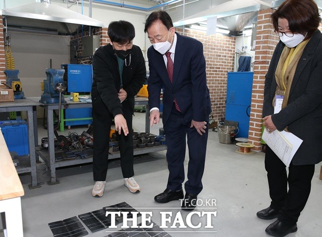 설동호 대전교육감(가운데)이 4월 5일 2022년 대전지방기능경기대회가 열리고 있는 충남기계공고를 방문해 참가 학생의 설명을 듣고 있다. / 대전시교육청 제공