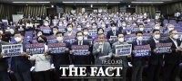  '쌀값 폭락 대책 촉구' 피켓 시위하는 민주당 의원들 [TF사진관]