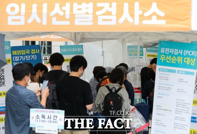 국내 코로나19 위중증 환자수가 575명을 기록하며 122일만에 최다치를 기록했다. 신규 확진자는 10만1140명 발생했다. 사진은 서울 중구의 한 임시선별검사소./뉴시스