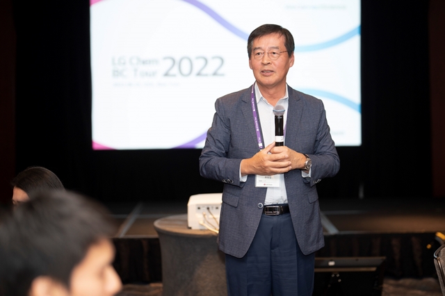 신학철 LG화학 부회장이 지난 26일 미국 뉴욕 메리어트 마르퀴스 호텔에서 열린 BC(Business & Campus) 투어를 진행하고 있다. /LG화학 제공