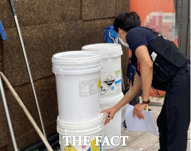 경기도북부소방재난본부가 북부지역 숙박시설 수영장을 대상으로 녹조이끼방지제 안전관리 실태조사를 펼치고 있다. /경기도북부소방재난본부 제공