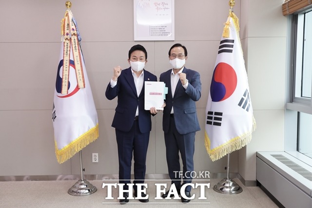 박상돈 천안시장이 26일 원희룡 국토교통부 장관을 만나 ‘부동산 조정대상지역 해제’등 지역 주요 현안 사업의 협조와 지원을 요청했다. / 천안시 제공