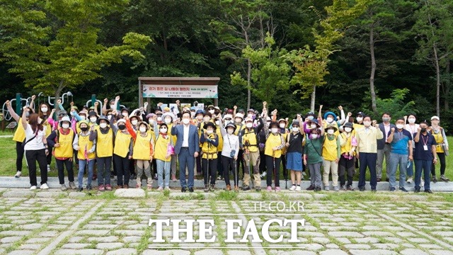 통영시가 걷기좋은길로 선정된 루지 건강길에서 시민 70여명이 참석한 가운데 걷기좋은길 나들이 챌린지 발대식을 가졌다./통영시 제공.