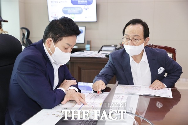 박상돈 천안시장이 26일 원희룡 국토교통부 장관을 만나 ‘부동산 조정대상지역 해제’등 지역 주요 현안 사업의 협조와 지원을 요청했다. / 천안시 제공
