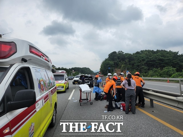 천안 한 도로공사 현장에서 수신호 작업을 하던 40대가 차에 치여 119 구급대원들이 병원으로 이송하고 있다. / 천안동남소방서 제공