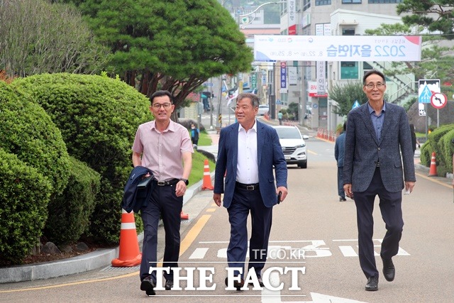 이승화(가운데)산청군수가 탄소문화 정착 유도를 위해 걸어서 출근을 하고 있다./산청군 제공