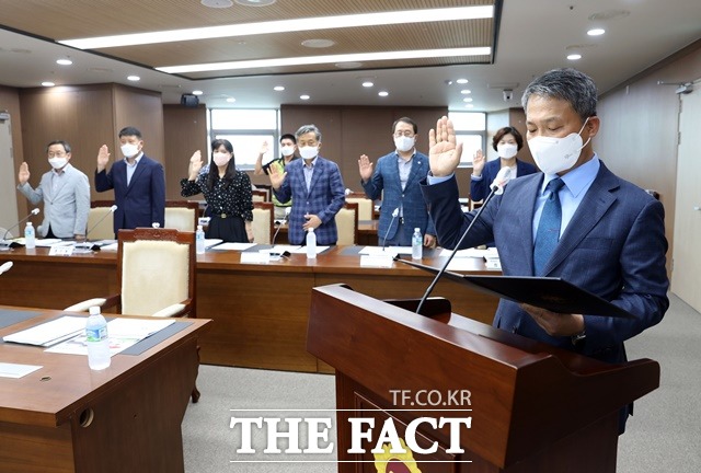 박래경 홍성의료원장 후보자가 충남도의회 인사청문특별위원회에서 선서를 하고 있다. / 충남도의회 제공