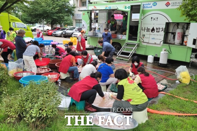 유영준 대표는 “무더위와 코로나19로 지친 시민들에게 작은 마음이라도 나눌 수 있어서 좋았다”며 “앞으로도 사회적으로 어려운 분들을 향한 관심과 사랑으로 나눔 활동을 꾸준히 이어나갈 것”이라고 밝혔다. / 정읍시 제공