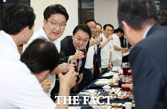 연찬회 첫날인 25일 윤석열 대통령이 참석해 의원들과 오미자 주스로 건배 제의를 하고 있다.