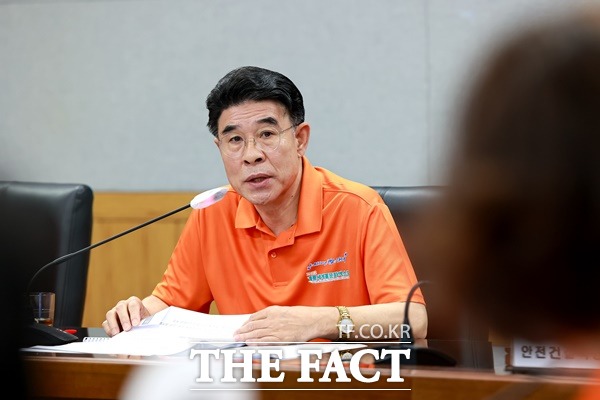 이응우 계룡시장이 계룡 군 문화 홍보 티셔츠를 입고 업무보고를 주재하고 있다./계룡시청 제공