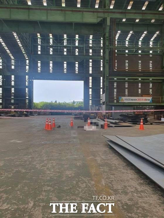 27일 오전 11시쯤 부산시 사하구 다대동에 있는 한 조선소서 지붕방수공사를 하던 A 씨가 35m 높이 아래로 떨어져 숨졌다. /부산경찰청 제공.