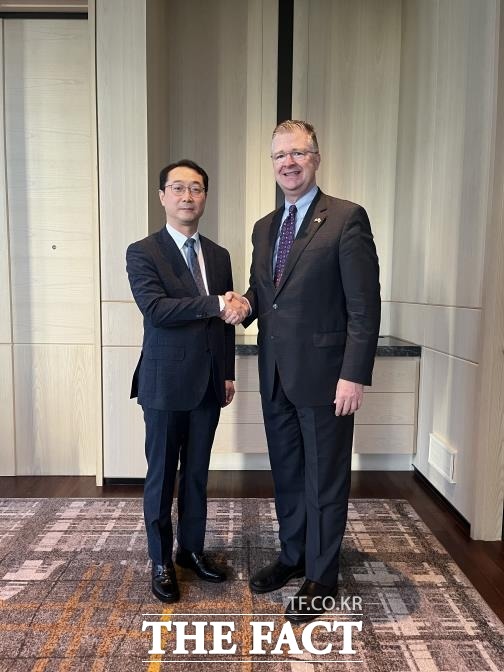 김건 한반도평화교섭본부장이 방한 중인 대니얼 크리튼브링크 미국 국무부 동아태 차관보와 27일 오전 조찬 협의를 가졌다.조찬에 앞서 악수하고 있다. /외교부 제공